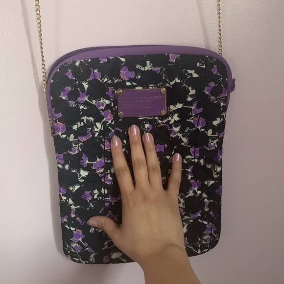 Marc Jacobs iPad cross body bag with zipper gold chain flower black white purple - Picture 6 of 10